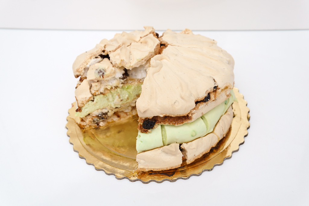 Tort bezowo pistacjowy